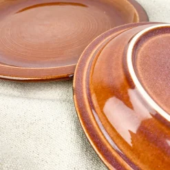 Assiette en grès caramel