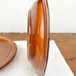 Assiette en grès caramel