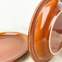 Assiette en grès caramel