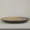 Assiette plate en grès brun