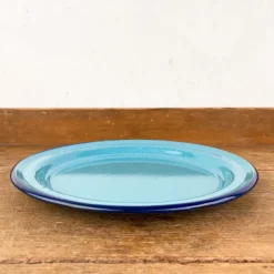 Assiette plate en émail turquoise