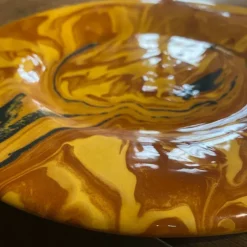 Assiette plate jaspée miel