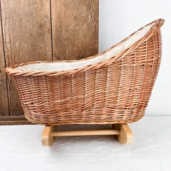 Berceau en osier et couverture en tricot