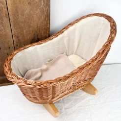 Berceau en osier et couverture en tricot