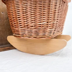 Berceau en osier et couverture en tricot