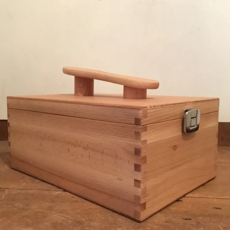 Boite fermée pour l'entretien des chaussures