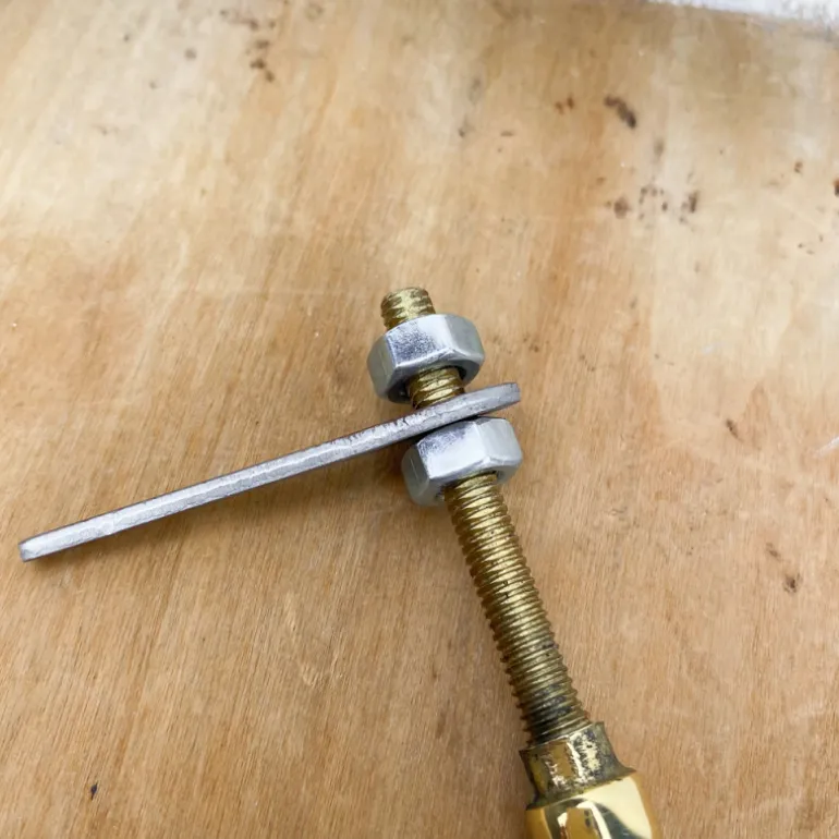 Bouton clavette olive en laiton poli
