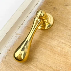 Bouton de meuble goutte en laiton