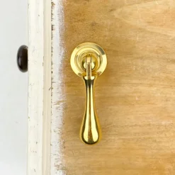 Bouton de meuble goutte en laiton