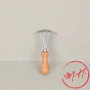 Brosse à brosses et peignes
