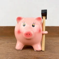 Cachemaille cochon et son marteau