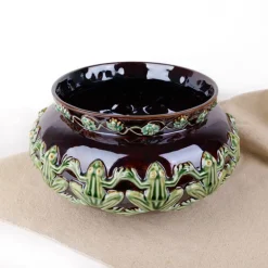 Cache pot en terre cuite à frise de grenouilles