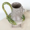 Carafe en céramique à tête de lion