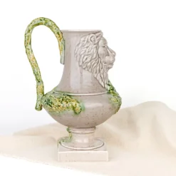 Carafe en céramique à tête de lion