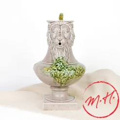 Carafe en céramique à tête de lion