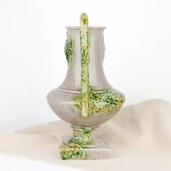 Carafe en céramique à tête de lion