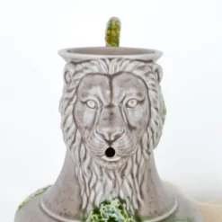 Carafe en céramique à tête de lion