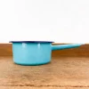 Casserole en émail turquoise