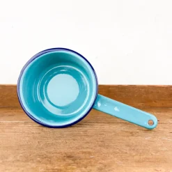 Casserole en émail turquoise