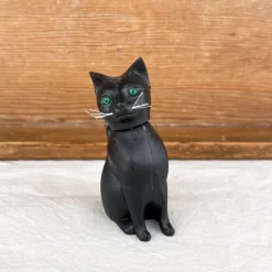 Chat noir qui hoche la tête