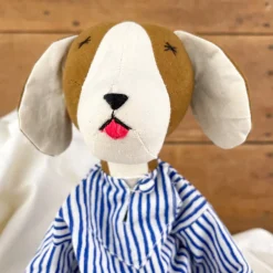 Chien de chiffon en pyjama