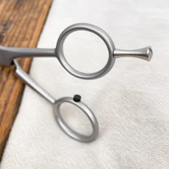 Ciseaux de coiffeur avec poucette à vis