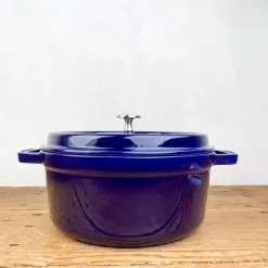 Cocotte en fonte bleu intense
