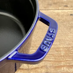 Cocotte en fonte bleu intense