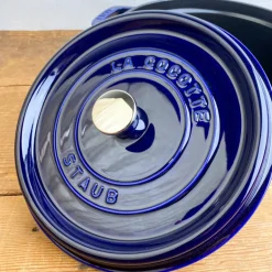 Cocotte en fonte bleu intense