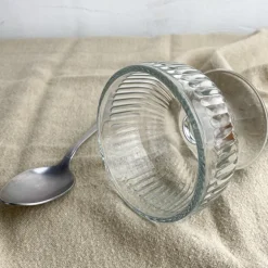 Coupe à glace en verre côtelé