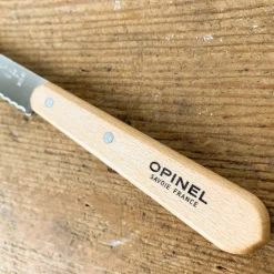 Couteau cranté Opinel en hêtre
