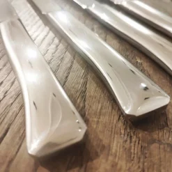 Couteau de table Opinel en acier monobloc 4p
