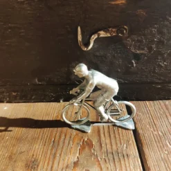 Cycliste non peint