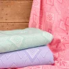 Dessus de lit à franges et motifs losangés