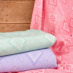 Dessus de lit à franges et motifs losangés