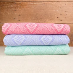 Dessus de lit à franges et motifs losangés