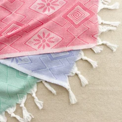 Dessus de lit à franges et motifs losangés
