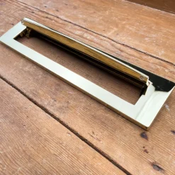 Entrée de boîte aux lettres à battant en laiton