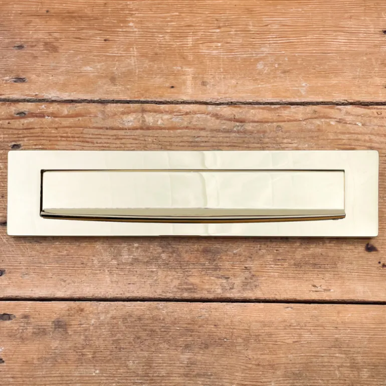 Entrée de boîte aux lettres à battant en laiton