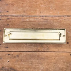 Entrée de boîte aux lettres à battant en laiton
