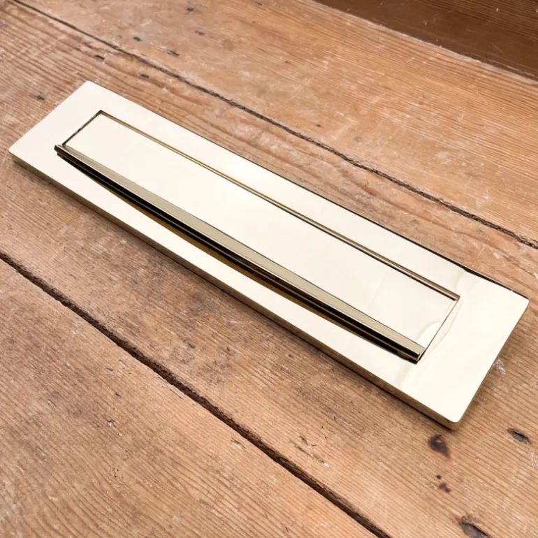 Entrée de boîte aux lettres à battant en laiton
