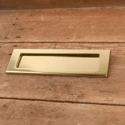Entrée de boîte aux lettres en laiton avec ressort