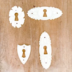 Entrée de clef en os et porcelaine