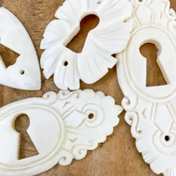 Entrée de clef en os et porcelaine