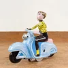 Fille en scooter mécanique