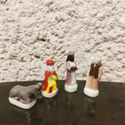 4 fèves santons en porcelaine