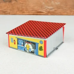 Garage miniature en tôle peinte