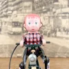 Garçon à bicyclette mécanique avec chien