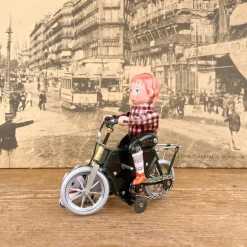 Garçon à bicyclette mécanique avec chien