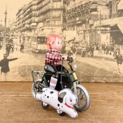 Garçon à bicyclette mécanique avec chien